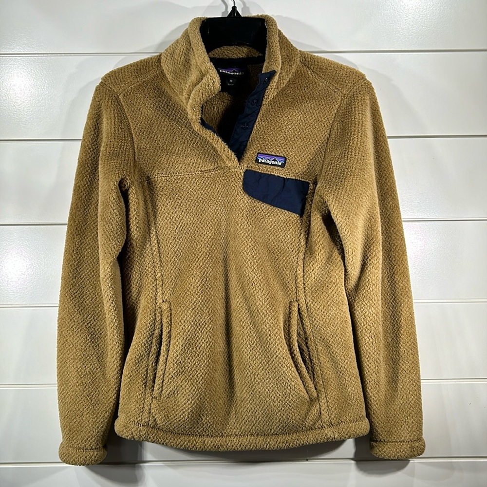 Tan fleece Patagonia pullover with Tsnaps